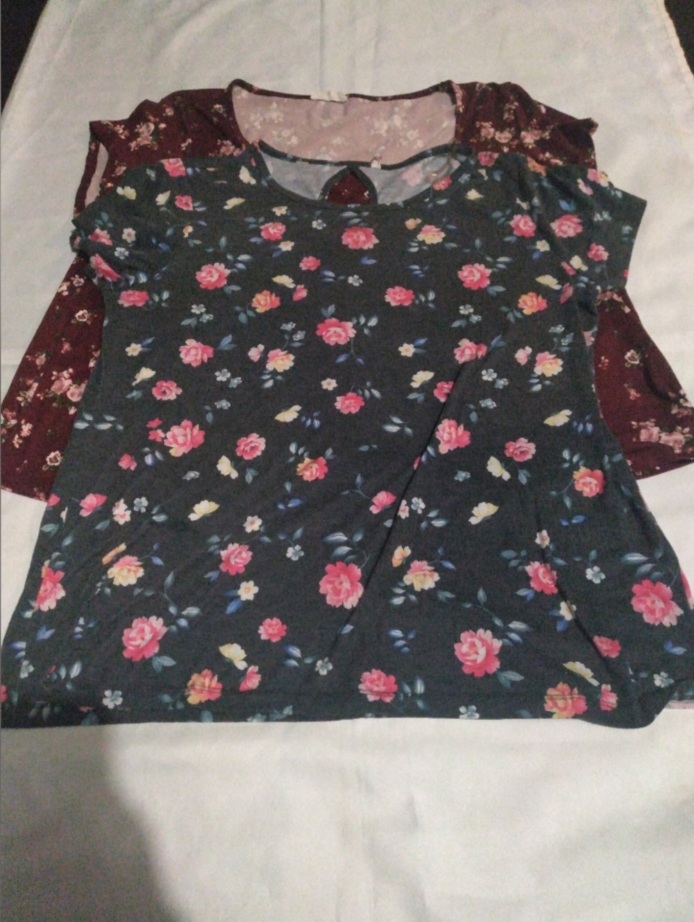 💟5/$10 Women's Floral Short Sleeve Tee in Maroon & Dark Gray with Pink Roses